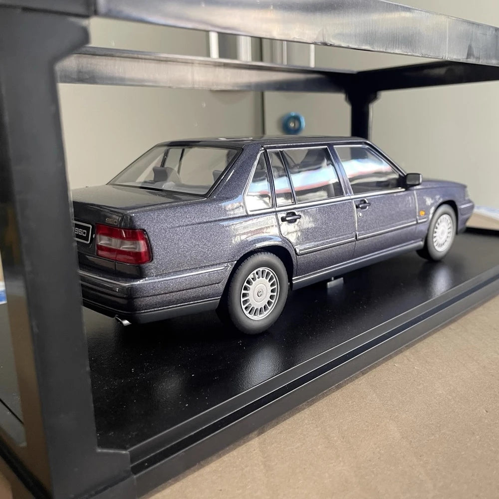 [Triple9] 1:18 Volvo 1996 960 viola modellino di auto Die-Cast