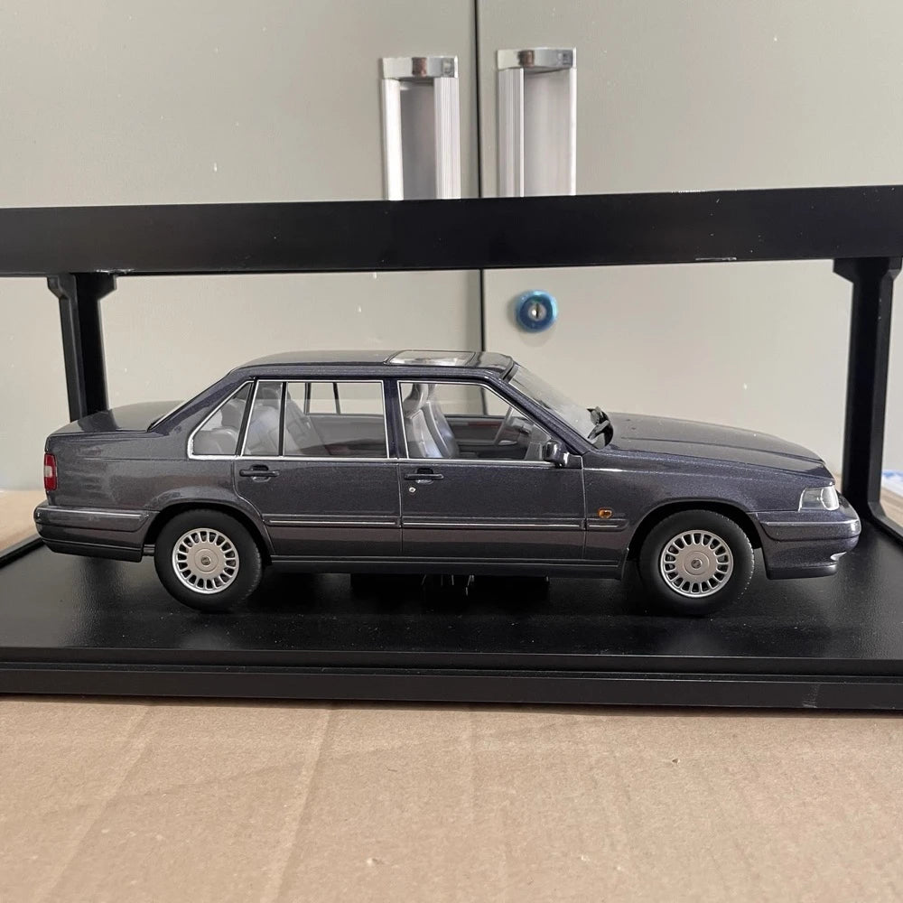 [Triple9] 1:18 Volvo 1996 960 paars modelauto Die-Cast