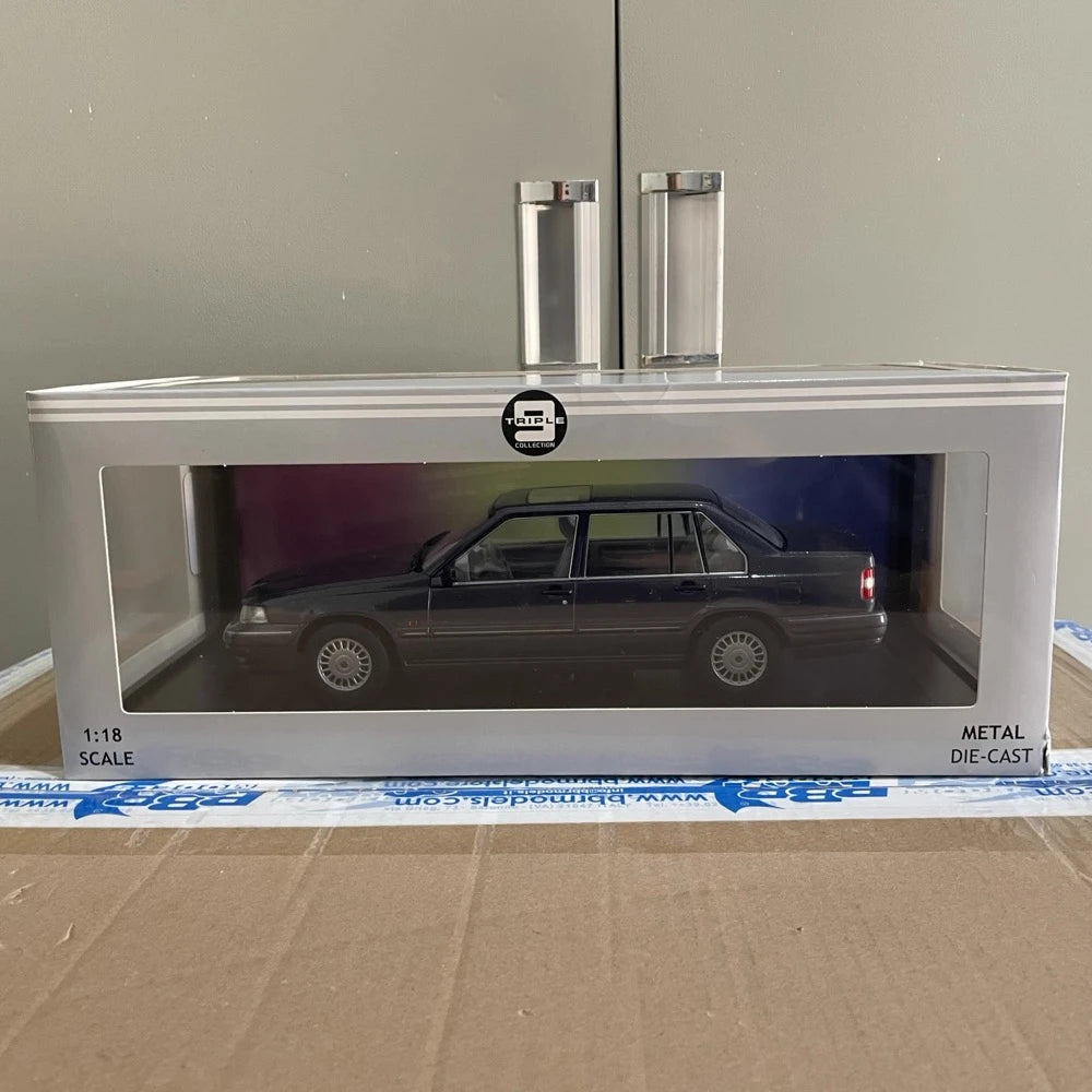 [Triple9] 1:18 Volvo 1996 960 viola modellino di auto Die-Cast