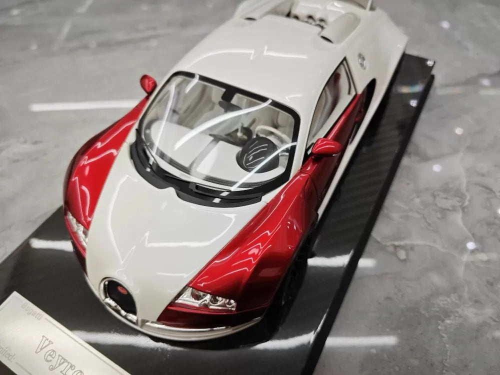 [Ultra Unique] 1:18 Bugatti 2005 Veyron White & Red Model Car Resin