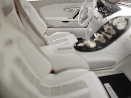 [Ultra Unique] 1:18 Bugatti 2005 Veyron White & Red Model Car Resin
