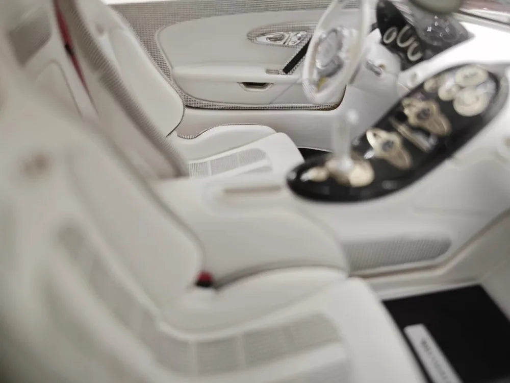 [Ultra Unique] 1:18 Bugatti 2005 Veyron White & Red Model Car Resin
