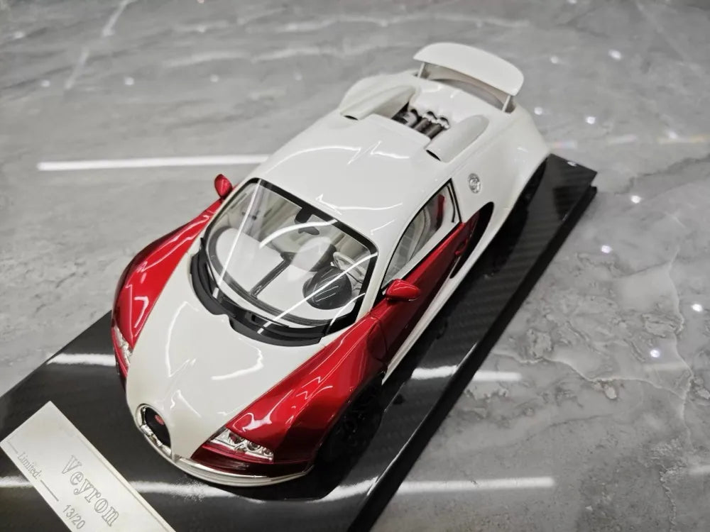 [Ultra Unique] 1:18 Bugatti 2005 Veyron White & Red Model Car Resin