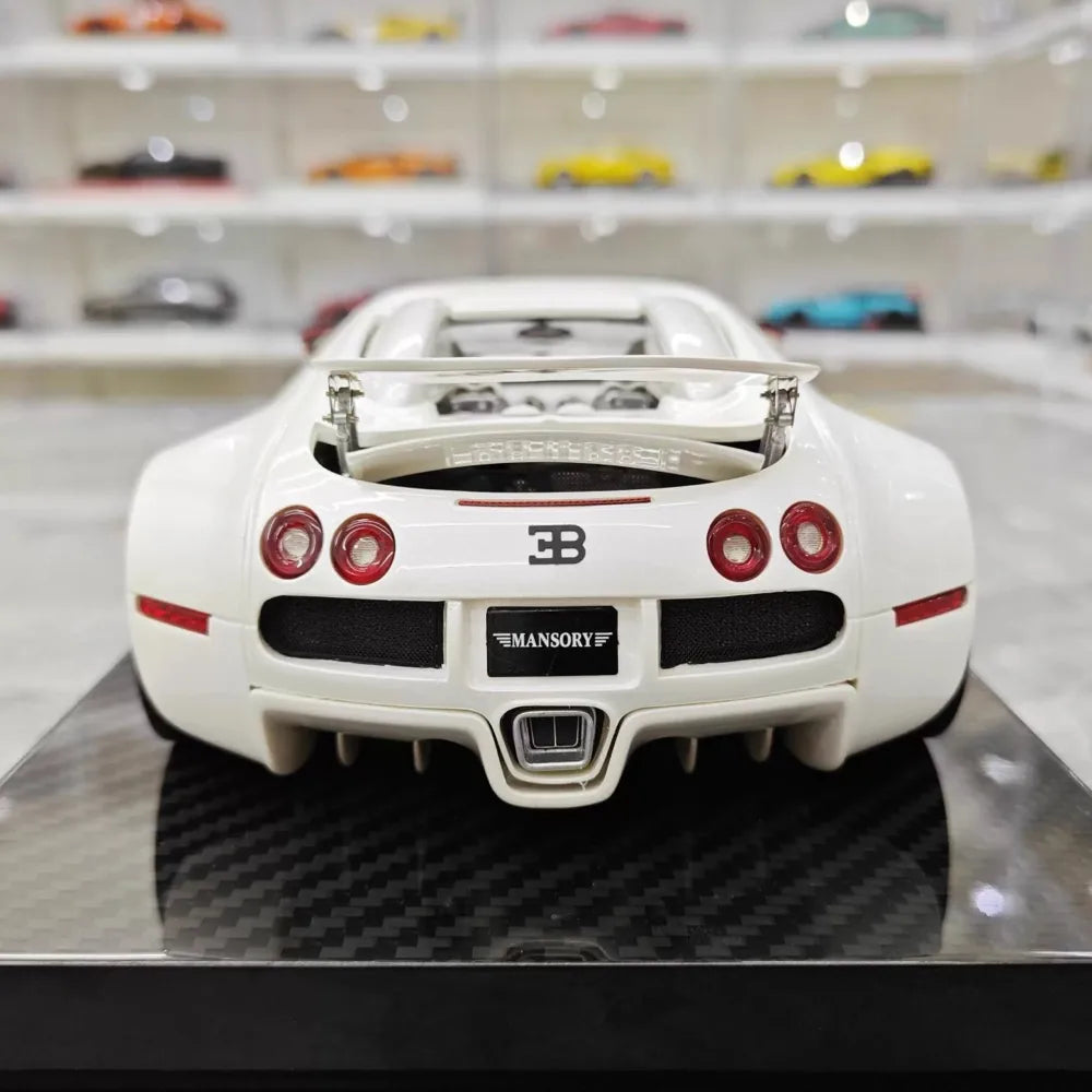 [Ultra Unique] 1:18 Bugatti 2005 Veyron White & Red Model Car Resin