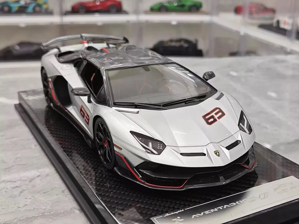 [Ultra Unique] 1:18 Lamborghini 2019 Aventador SVJ Coupe argento modellino di auto resina