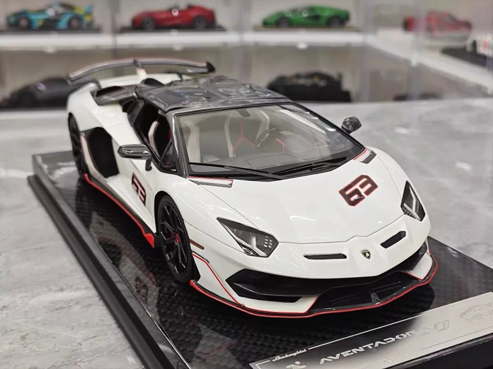 [Ultra Unique] 1:18 Lamborghini 2019 Aventador SVJ Coupe vit modellbil harts