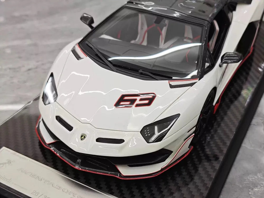 [Ultra Unique] 1:18 Lamborghini 2019 Aventador SVJ Coupe vit modellbil harts