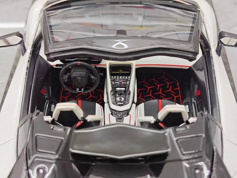 [Ultra Unique] 1:18 Lamborghini 2019 Aventador SVJ Coupe White Model Car Resin