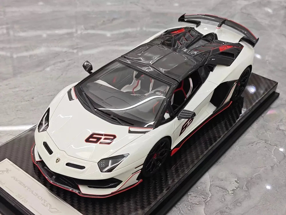 [Ultra Unique] 1:18 Lamborghini 2019 Aventador SVJ Coupe White Model Car Resin