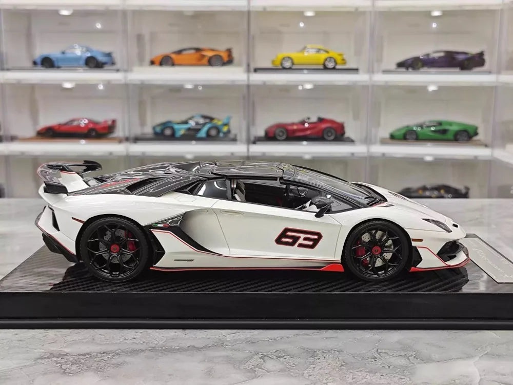 [Ultra Unique] 1:18 Lamborghini 2019 Aventador SVJ Coupe White Model Car Resin