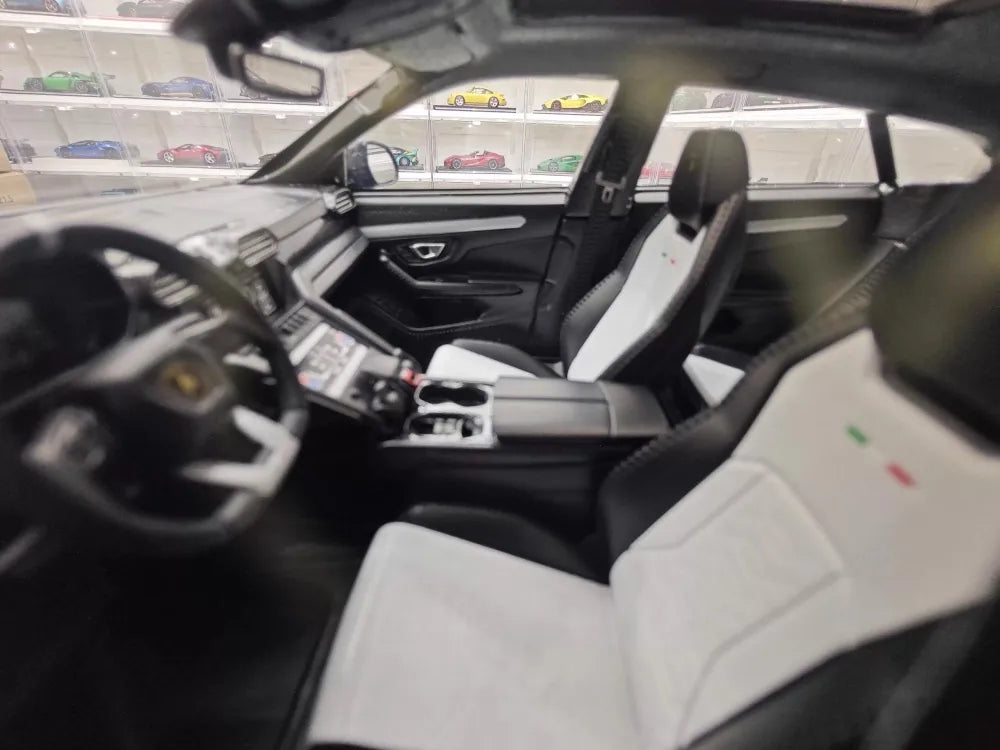 [Ultra Unique] 1:18 Lamborghini 2019 Urus Widebody Black Model Car Resin