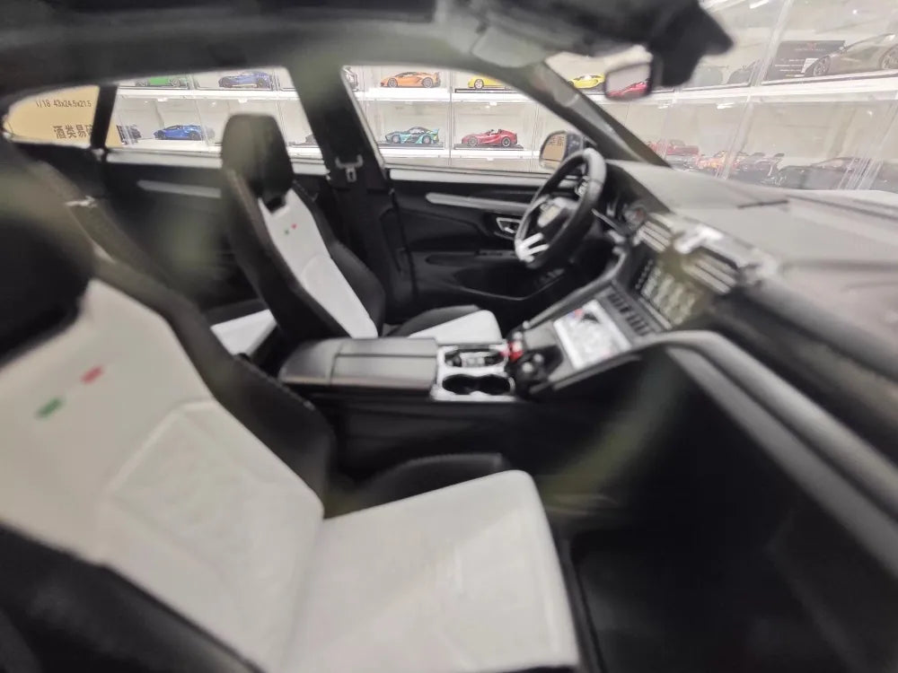 [Ultra Unique] 1:18 Lamborghini 2019 Urus Widebody Black Model Car Resin