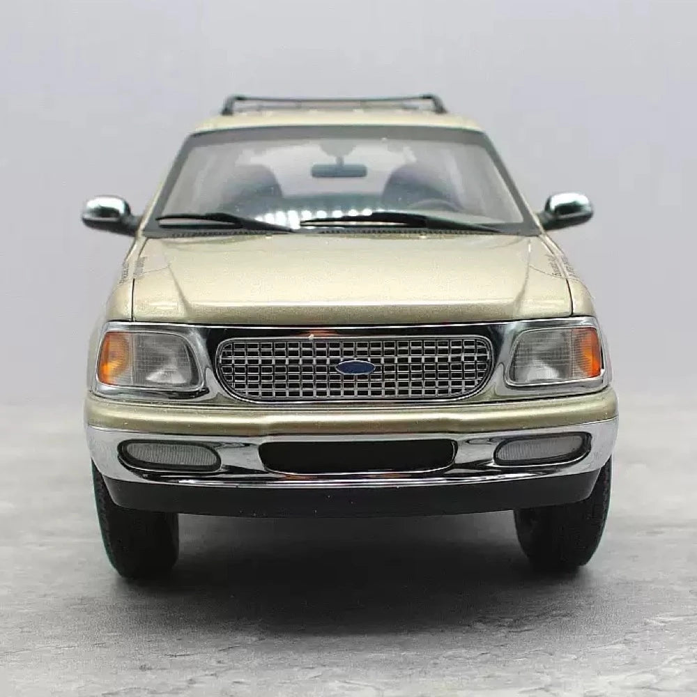[UT] 1:18 Ford 1997 Expedition XLT Gold Model Car Die-Cast