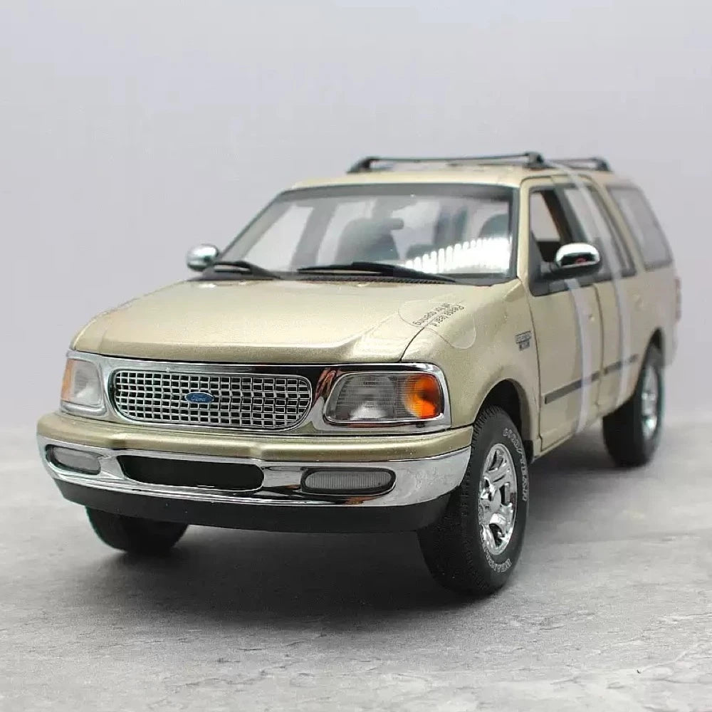 [UT] 1:18 Ford 1997 Expedition XLT Gold Model Car Die-Cast