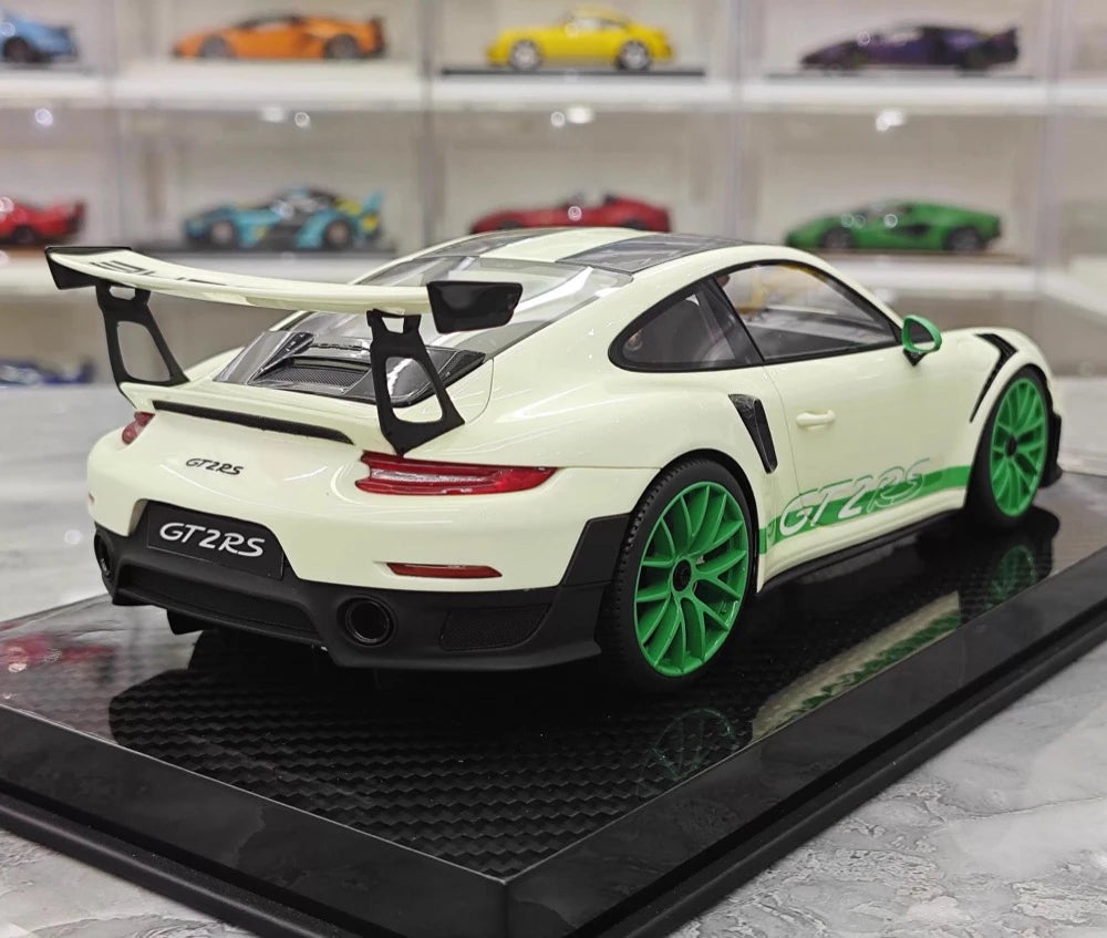 [Ultra Unique] 1:18 Porsche 2018 911 GT2 RS Weissach Package Green Model Car Resin