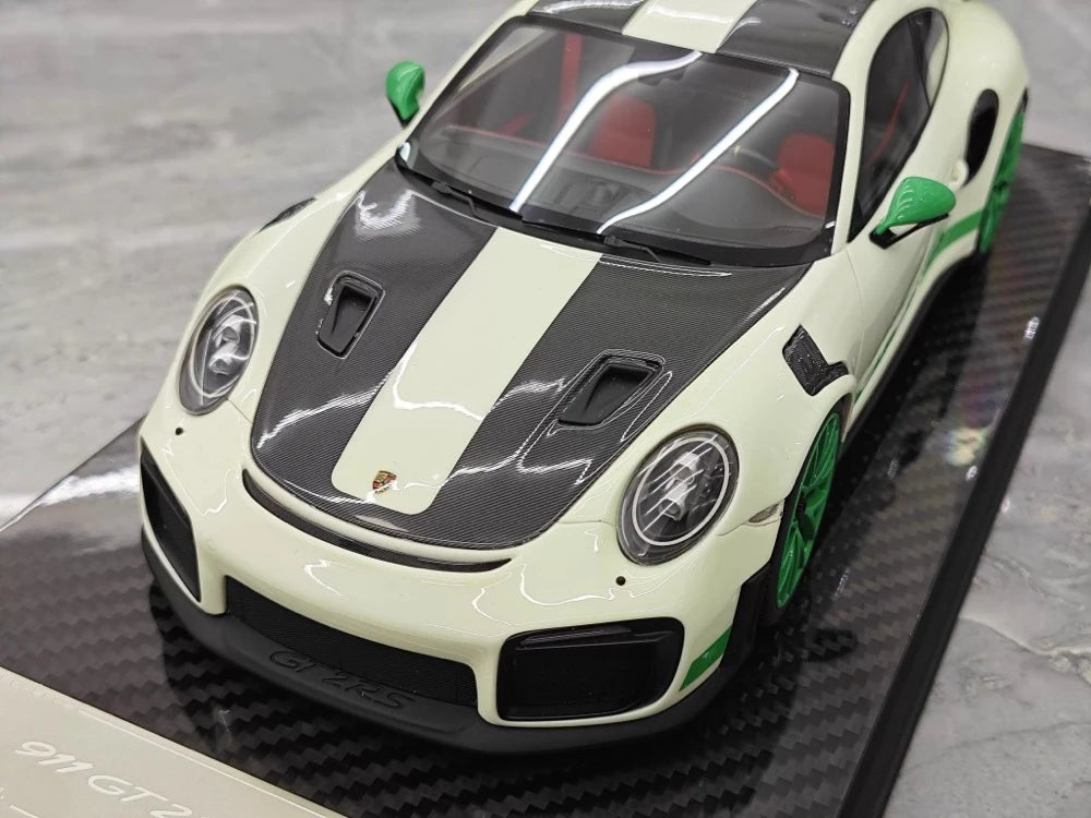 [Ultra Unique] 1:18 Porsche 2018 911 GT2 RS Weissach Package Green Model Car Resin