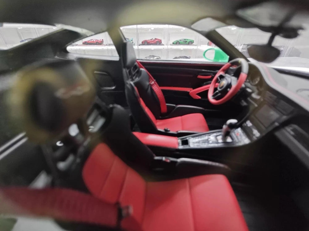 [Ultra Unique] 1:18 Porsche 2018 911 GT2 RS Weissach Package Green Model Car Resin