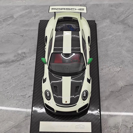 [Ultra Unique] 1:18 Porsche 2018 911 GT2 RS Weissach Package Green Model Car Resin
