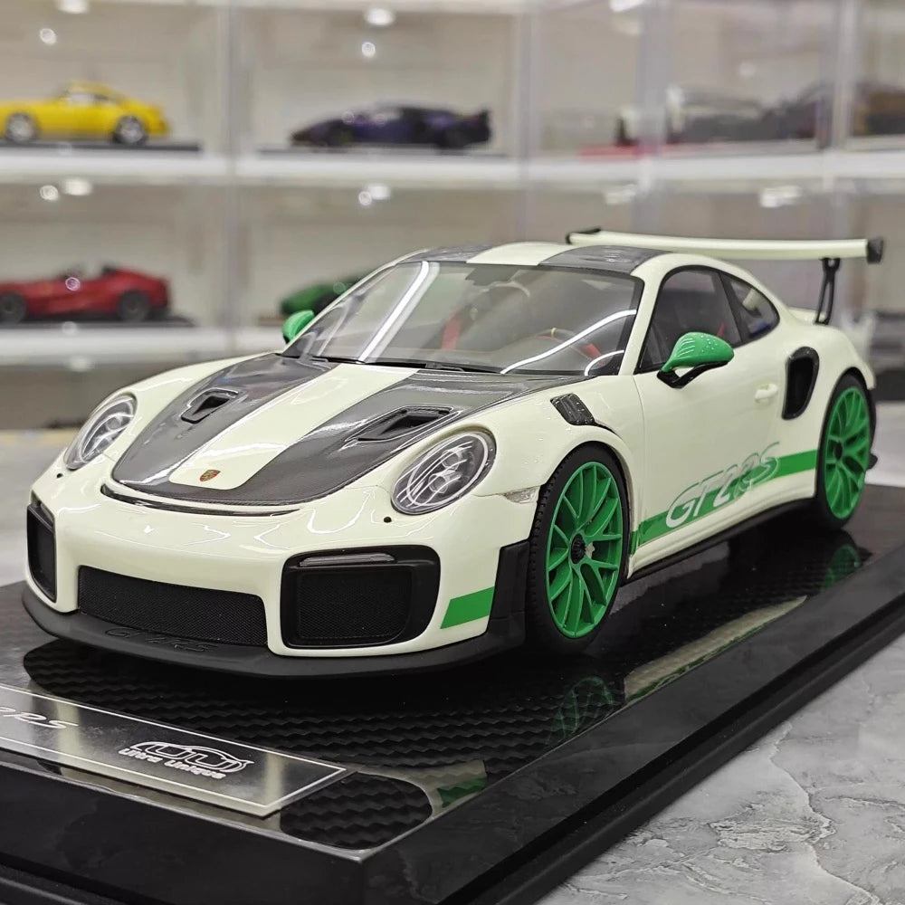 [Ultra Unique] 1:18 Porsche 2018 911 GT2 RS Weissach Package Green Model Car Resin