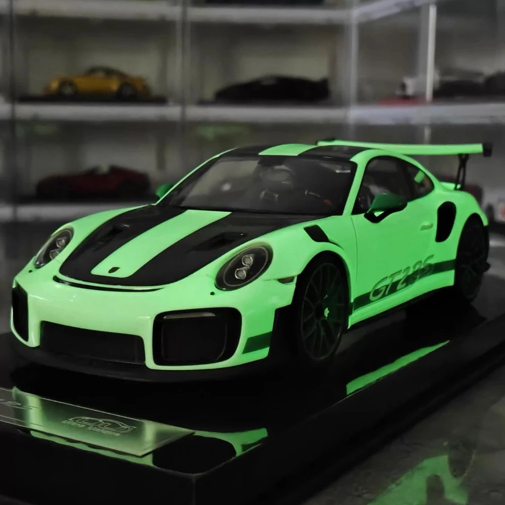 [Ultra Unique] 1:18 Porsche 2018 911 GT2 RS Weissach Package Green Model Car Resin
