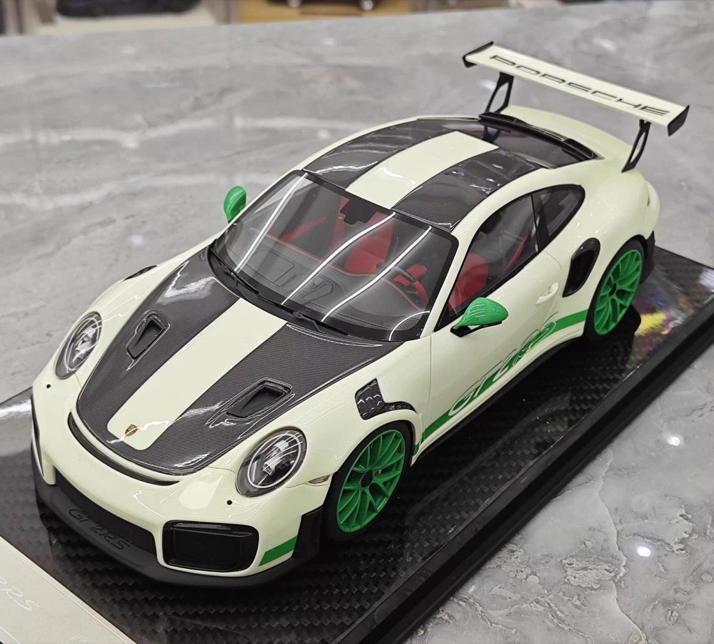[Ultra Unique] 1:18 Porsche 2018 911 GT2 RS Weissach Package Green Model Car Resin