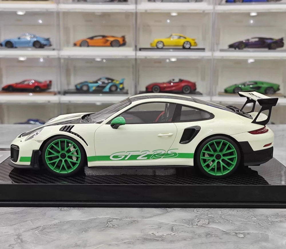 [Ultra Unique] 1:18 Porsche 2018 911 GT2 RS Weissach Package Green Model Car Resin