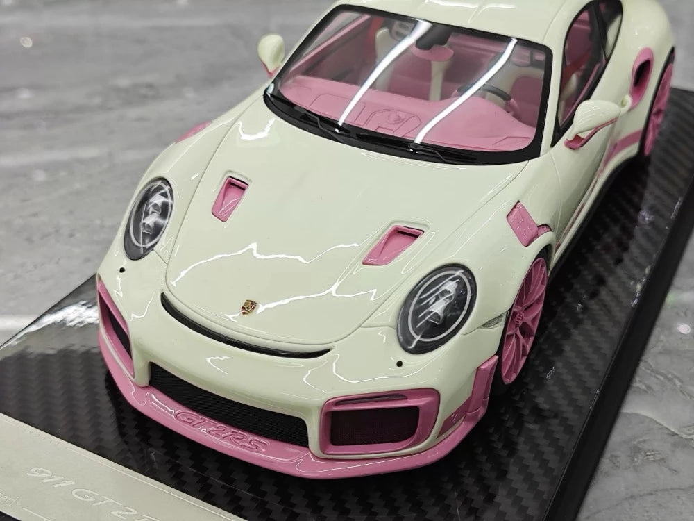 [Ultra Unique] 1:18 Porsche 2018 911 GT2 RS Weissach Package rose voiture miniature Resin