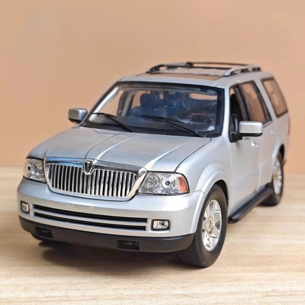 [Welly] 1:18 Lincoln 2005 Navigator シルバー モデルカー Die-Cast