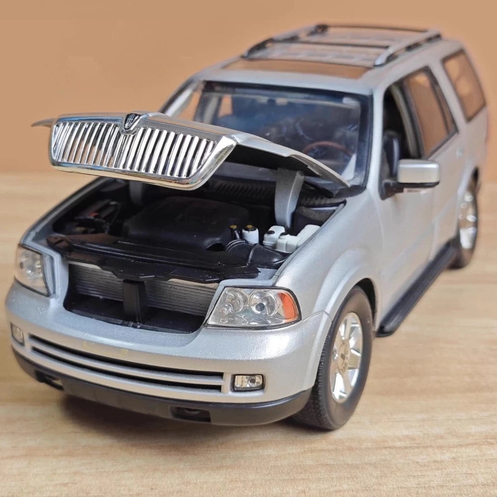 [Welly] 1:18 Lincoln 2005 Navigator シルバー モデルカー Die-Cast
