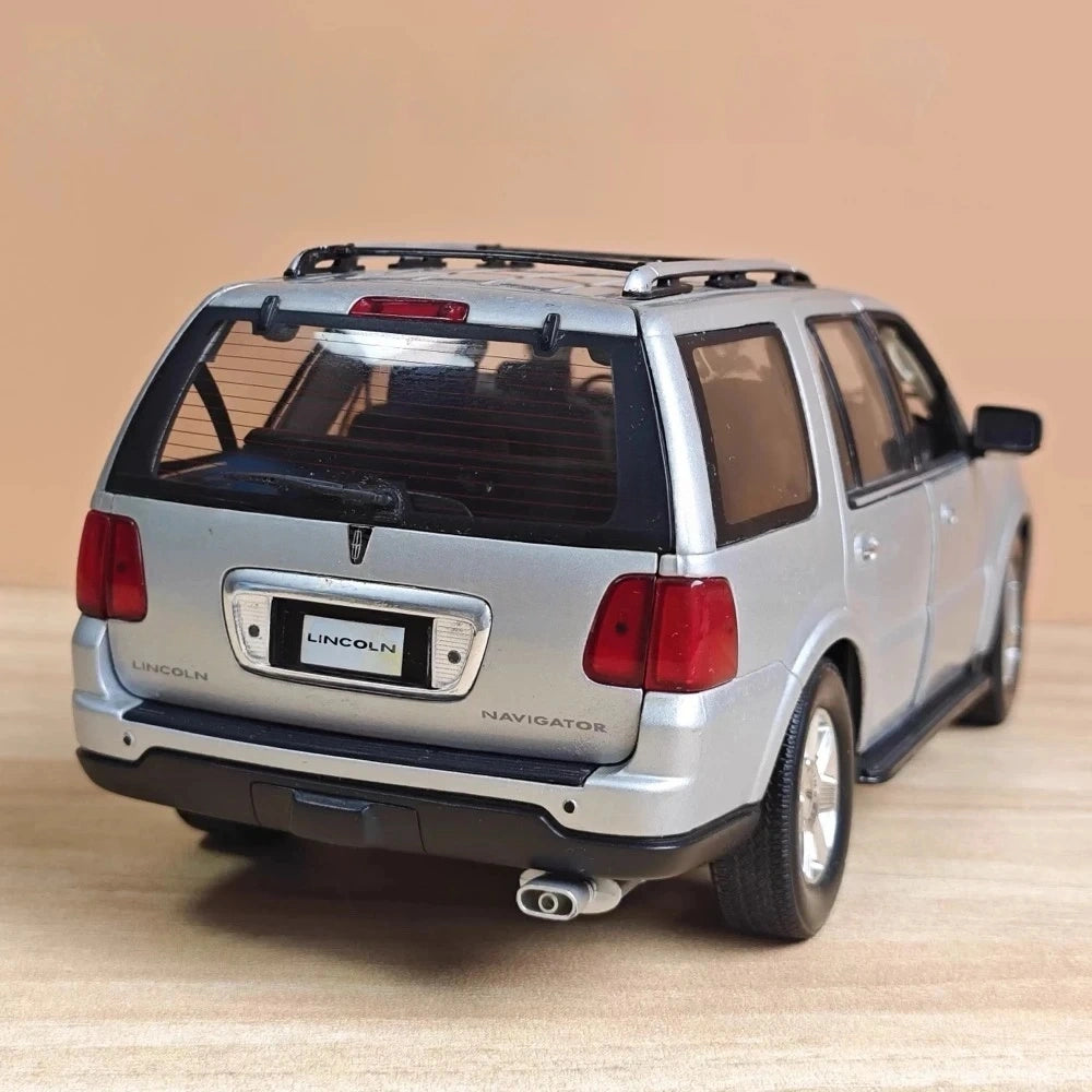 [Welly] 1:18 Lincoln 2005 Navigator Silver Model Car Die-Cast